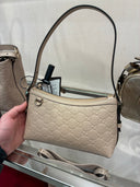 Sac baguette GG embossé en cuir beige