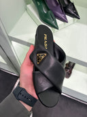 Mules plates croisées en cuir noires