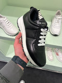 Sneakers en cuir noir à lacets contrastants