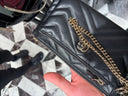 Pochette matelassée chevron en cuir noir à chaîne dorée