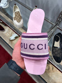 Mules plates logo brodé rose pastel et violet