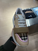 Sneakers épaisses à bride logo et motif check beige rosé
