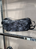 Sac bandoulière monogrammé camouflage gris anthracite