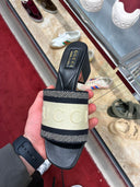 Mules à talon monogrammées en maille beige et noir