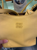 Sac seau en cuir grainé jaune pastel