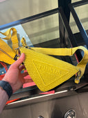 Sac banane triangulaire en raphia tressé jaune citron à bandoulière ajustable