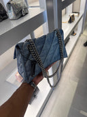Sac en denim matelassé bleu à chaîne anthracite – Crush Chain Bag XS