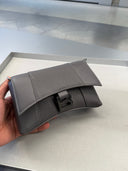 Sac bandoulière en cuir grainé gris anthracite à fermoir métallique