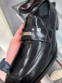 Mocassins en cuir noir à plaque logo métallique