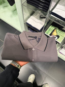 Polo en piqué de coton gris taupe à finitions contrastées