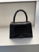 Sac à main Hourglass Top Handle en cuir embossé crocodile noir brillant