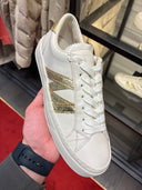 Sneakers en cuir blanc à détails métallisés dorés