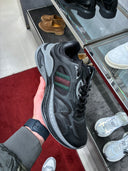Sneakers runner oversize Web Stripe noires et grises