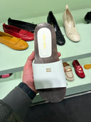 Mules plates vernies à plateforme bois blanc cassé