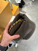Sac porté épaule matelassé en cuir souple marron