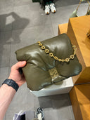 Sac porté épaule matelassé en cuir souple kaki