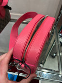 Sac bandoulière monogrammé dégradé rose fluo