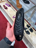 Ballerines vernies à nœud monogrammé noires