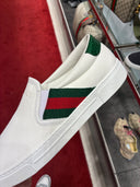 Chaussures sans lacets slip-on blanches bande Web verte et rouge