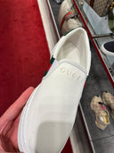 Chaussures sans lacets slip-on blanches bande Web verte et rouge