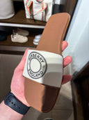Mules plates en toile à logo circulaire