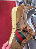 Sneakers rétro monogrammées beige et camel à bande Web