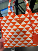Cabas en toile imprimée géométrique orange corail et écru
