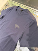 T-shirt en coton avec logo triangulaire ton sur ton bleu marine et empiècements nylon