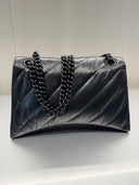 Sac porté épaule Crush Chain Medium noir effet cuir froissé
