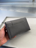 Sac bandoulière en cuir grainé gris anthracite à fermoir métallique