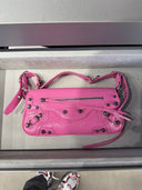 Le Cagole Sling Bag en cuir froissé rose