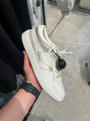 Sneakers basses en cuir blanc et daim beige à lacets satinés