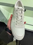 Sneakers en cuir et daim gris perle