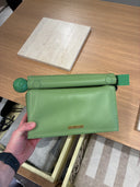 Pochette Le Rond Carré en cuir vert sauge