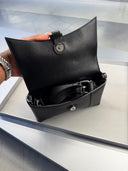 Sac bandoulière en cuir grainé noir à fermoir métallique