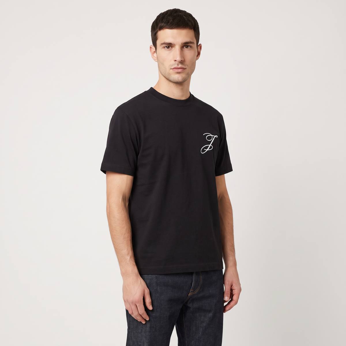 Le t-shirt Logo Jacquemus Black – porté – trois-quarts