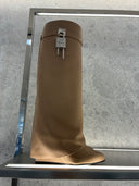 Bottes hautes à cadenas en cuir grainé camel