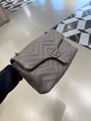 Sac GG Marmont matelassé gris Dust Chevron