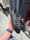 Sneakers basses perforées en cuir noir