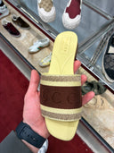 Mules plates monogrammées en toile beige et marron