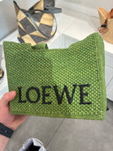 Cabas tressé en raphia vert avec logo brodé