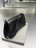 Sac sling en cuir noir effet froissé à fermoir monogramme argenté