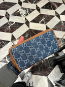 Portefeuille zippé monogrammé en denim bleu et cuir camel