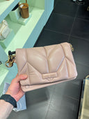 Sac porté épaule matelassé en cuir rose poudré