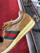 Sneakers rétro monogrammées beige et camel à bande Web