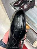 Richelieus en cuir noir à détails métalliques