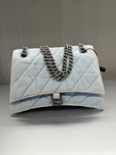 Sac porté épaule Crush Chain Medium en denim matelassé bleu clair