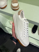 Sneakers en cuir blanc et beige sable