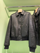 Blouson en cuir noir à col chemise avec logo triangulaire ton sur ton