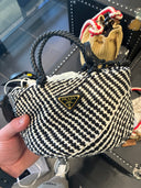 Sac seau tressé bicolore avec poignées en cuir tressé